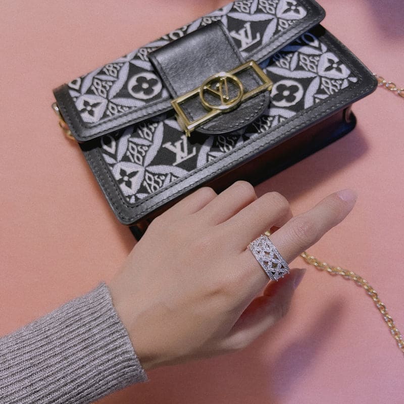 T Victoria  Ring