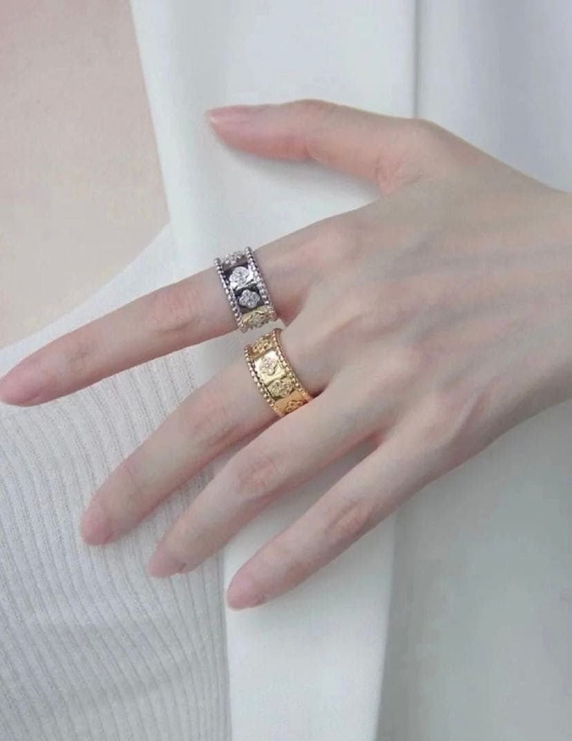 Perlée Clovers Ring, Medium Model