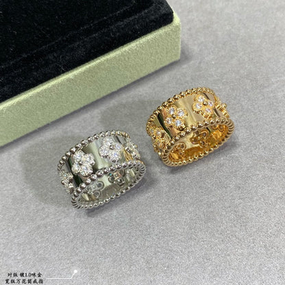 Perlée Clovers Ring, Medium Model