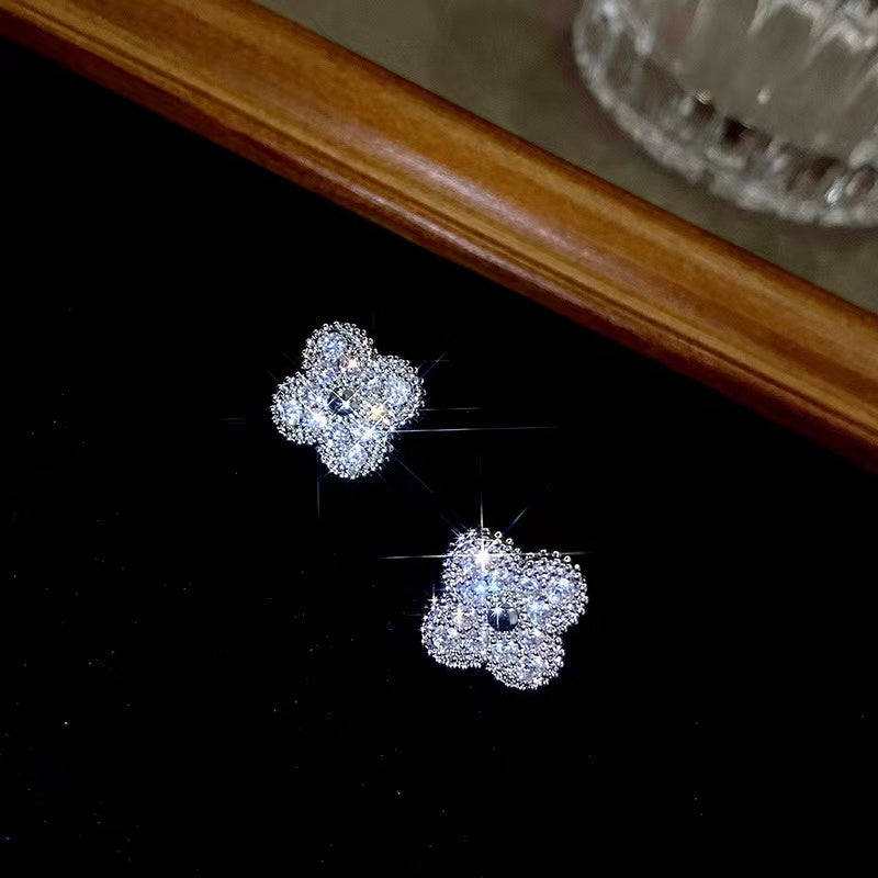 CLOVER DIAMOND STUD EARRINGS