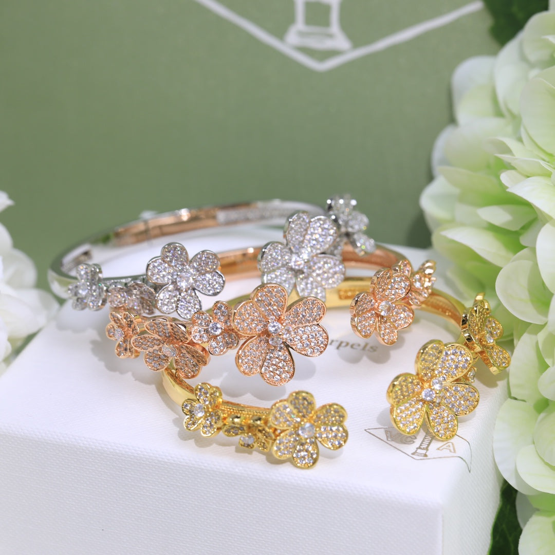 Frivole 7 Flowers Diamonds Open Bracelet
