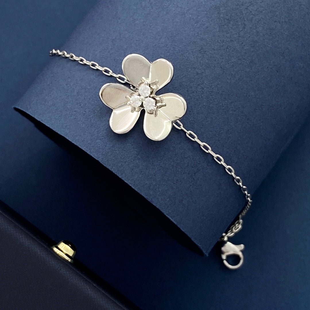 Frivole Medium Clover Bracelet