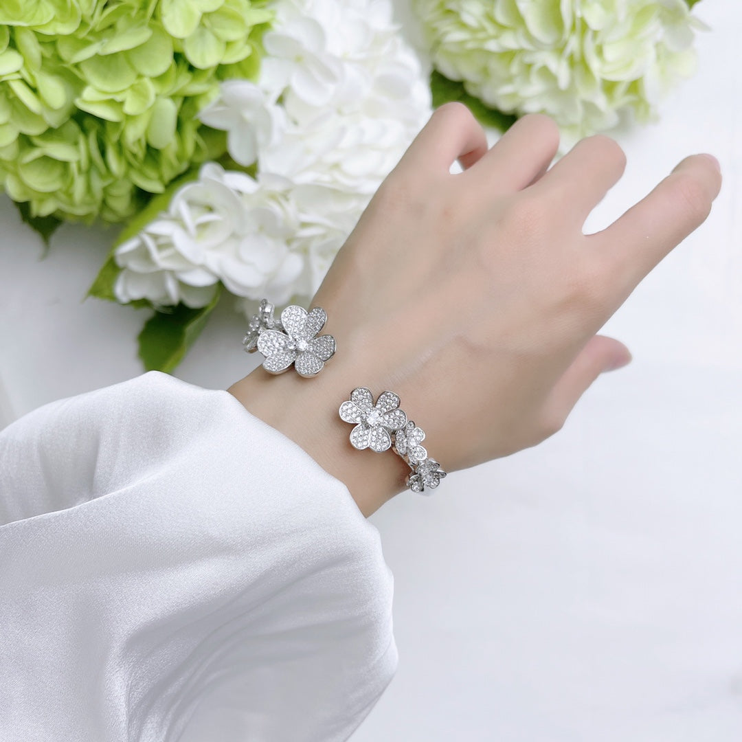 Frivole 7 Flowers Diamonds Open Bracelet