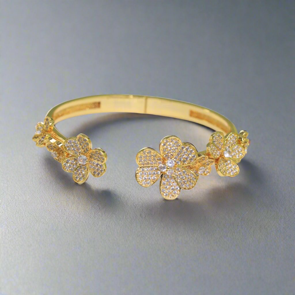 Frivole 7 Flowers Diamonds Open Bracelet