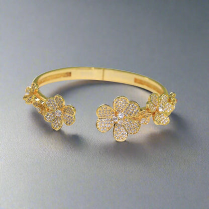 Frivole 7 Flowers Diamonds Open Bracelet