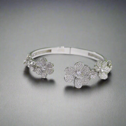 Frivole 7 Flowers Diamonds Open Bracelet