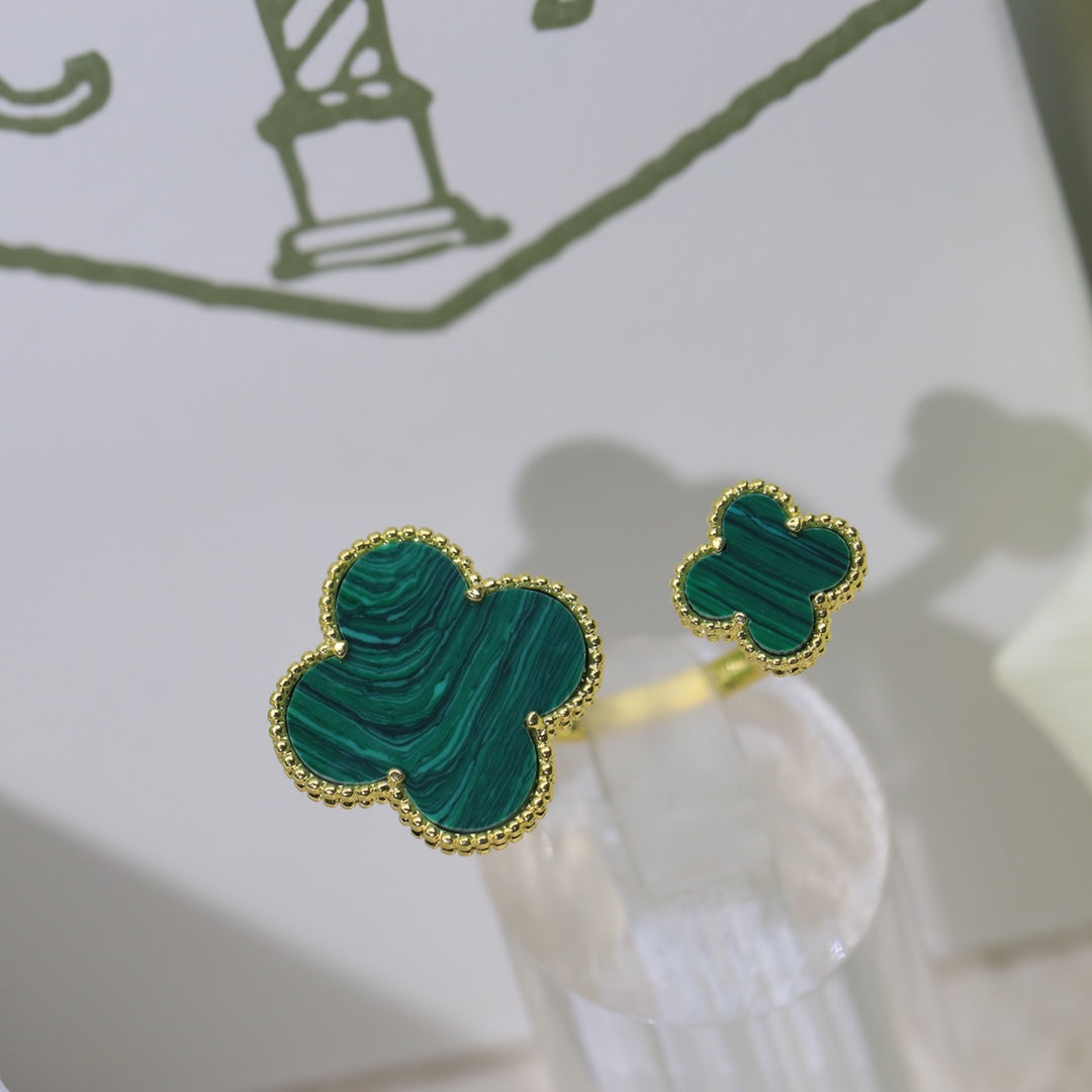Magic Alhambra Malachite Clover Ring