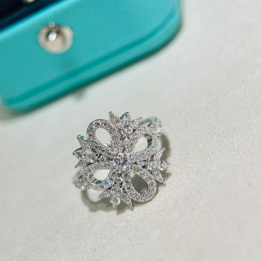 T Vinatge Flower Ring