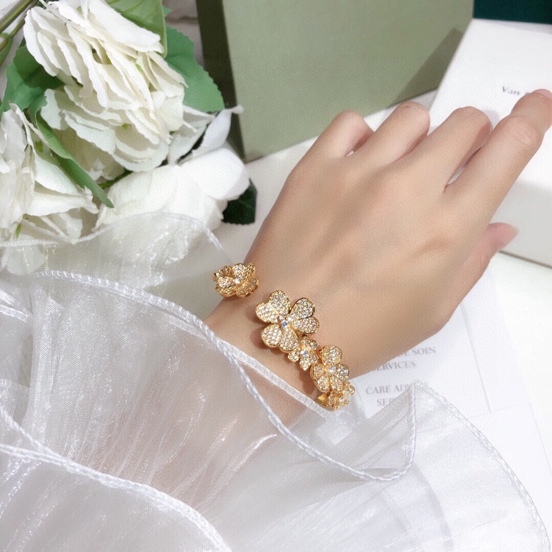 Frivole 7 Flowers Diamonds Open Bracelet